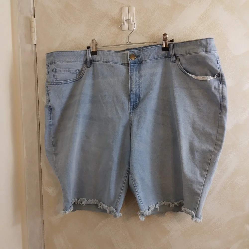 Size 26 Lane Bryant Light Wash Denim Shorts Raw Hem 10